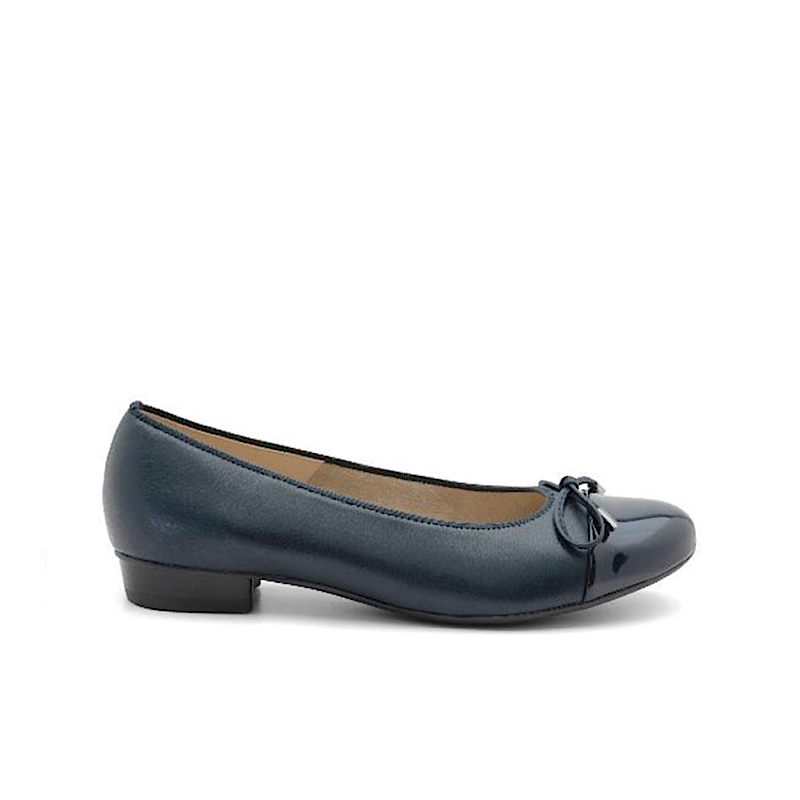 Ara Belinda en cuir et bout verni marine.