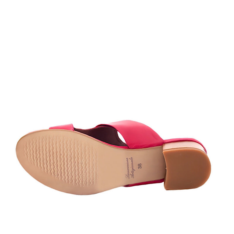 Sandales Louisa en cuir cerise.