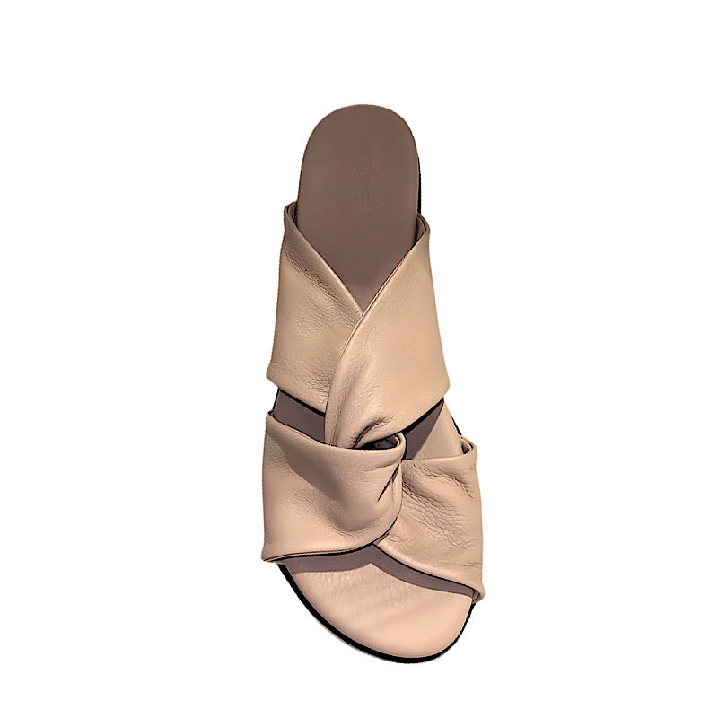 Sandales Arche Kimzel en cuir beige rosé.