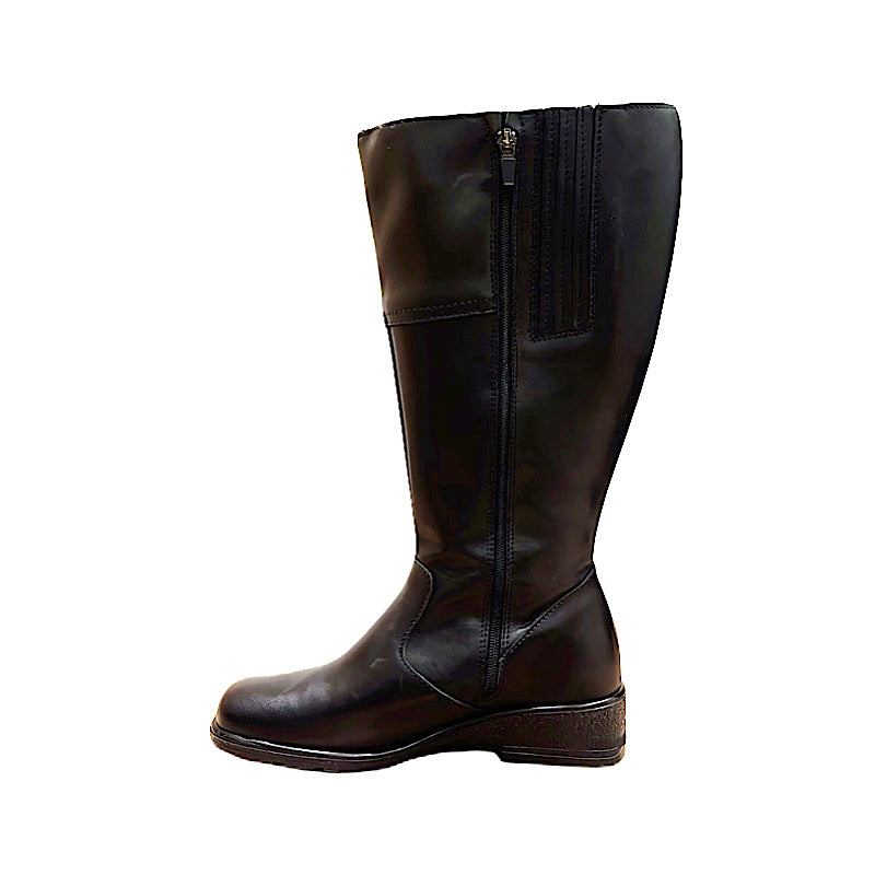 Bottes en cuir noir.