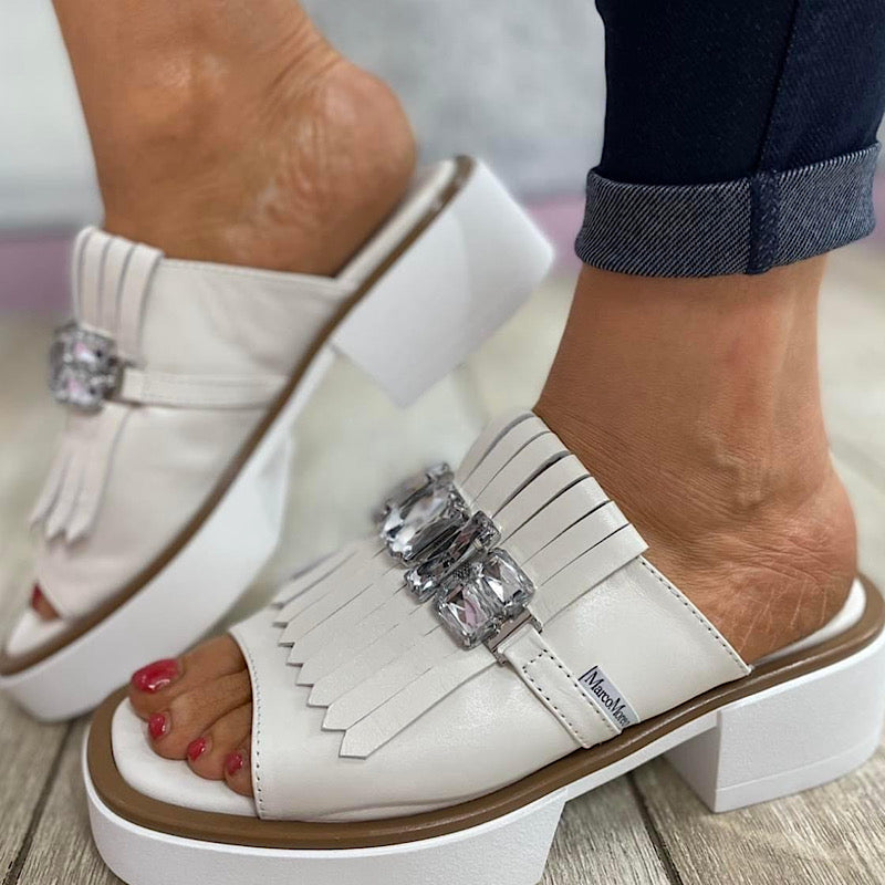 Sandales Marco Moreo Beatrice. Cuir verni blanc avec pierres.