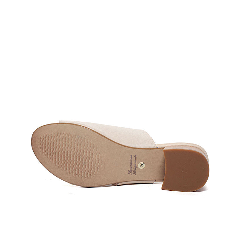Sandales en cuir beige nude.