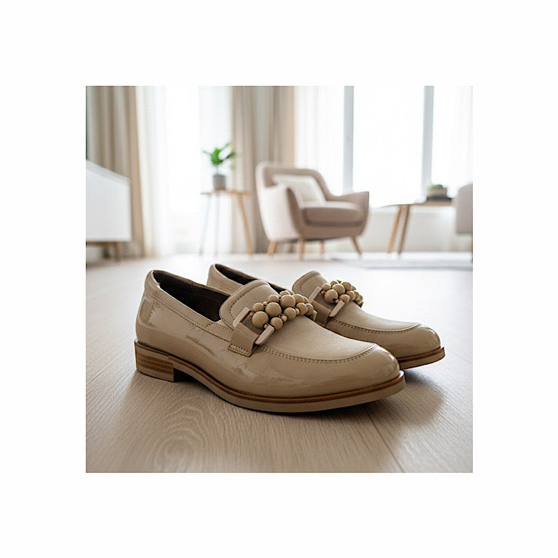Softwaves shoes in beige suede and patent leather.
