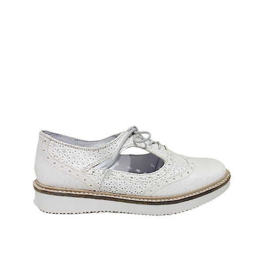 Chaussures de marche ajourées en cuir blanc.