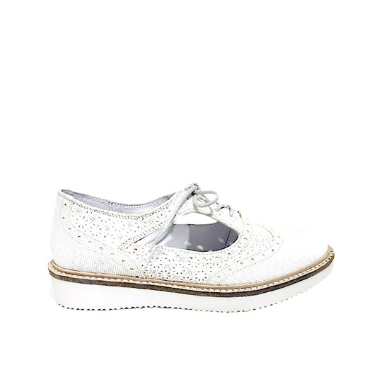 Chaussures de marche ajourées en cuir blanc.