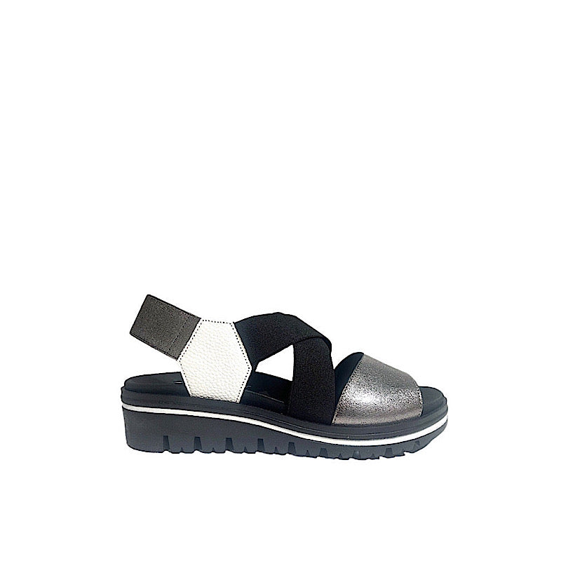 Nouveau! Sandales en cuir blanc et étain. Élastiques noirs.