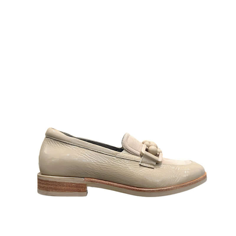 Chaussures Softwaves en daim et cuir verni beige.