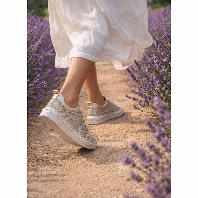 Sneaker argent scintillant, cuir souple – semelle confort.