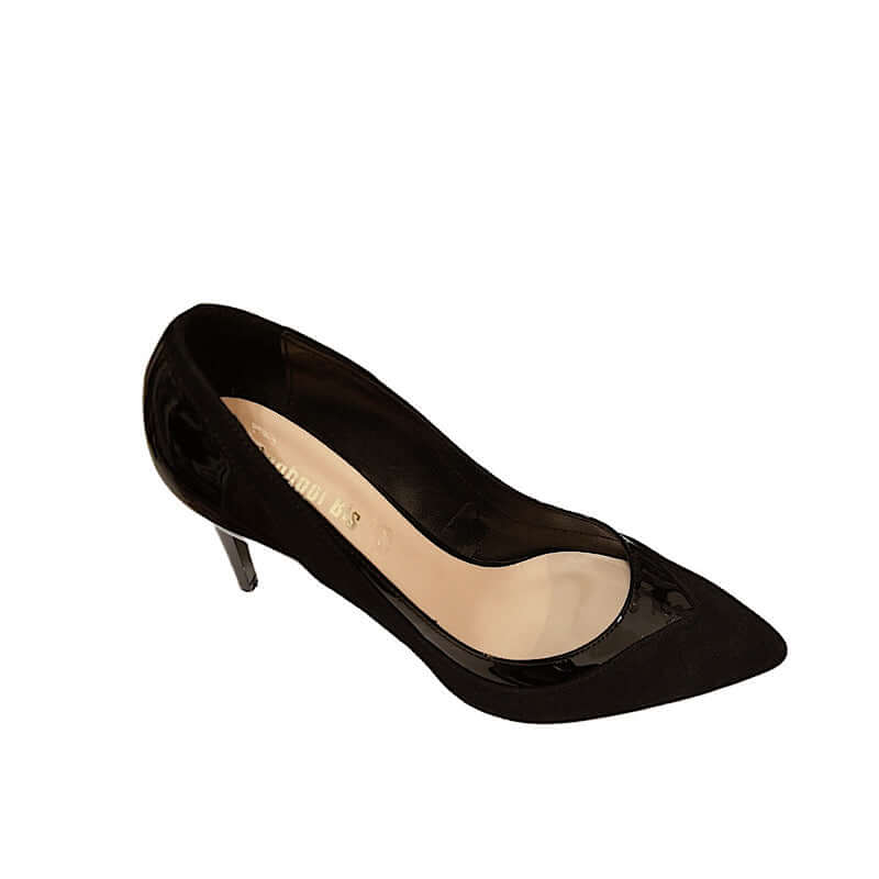 Escarpins en daim noir et cuir verni.