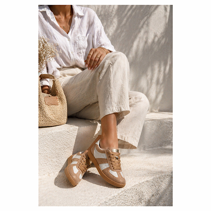 Sneaker velours camel à strass – style chic et lumineux