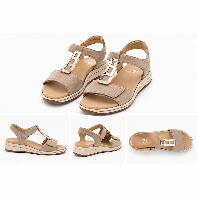 Sandales en daim beige.