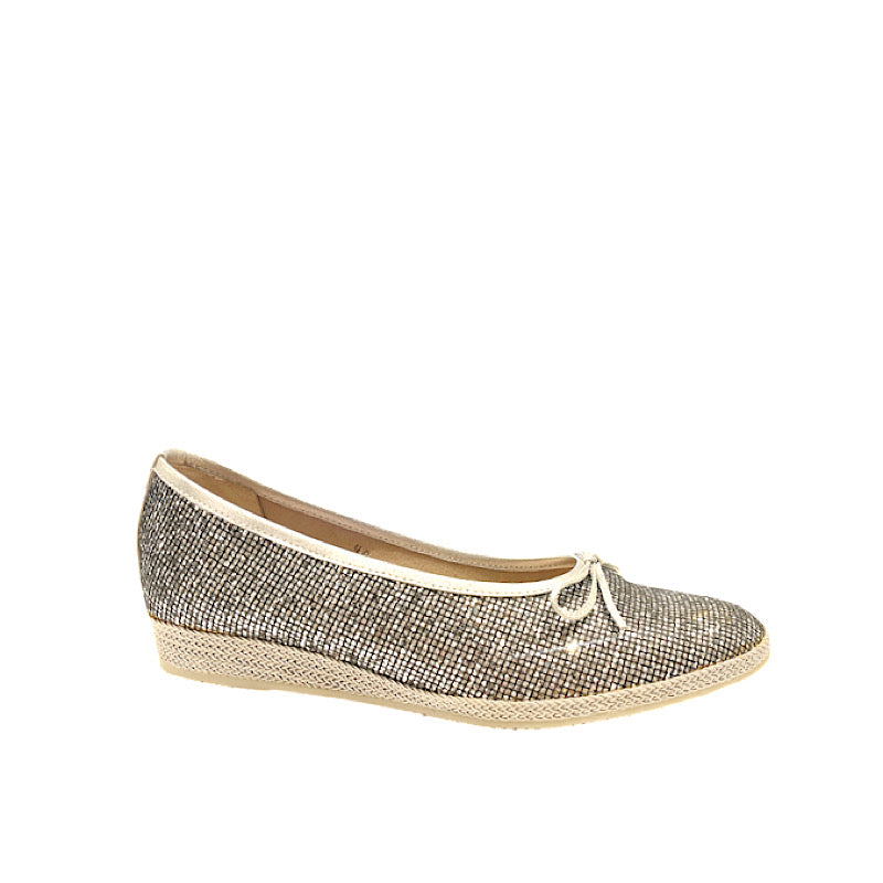 Chaussures type ballerine en strass argentés.
