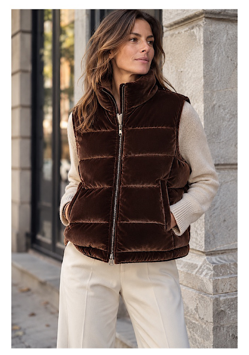 Gilet en velours brun porté avec un pantalon crème