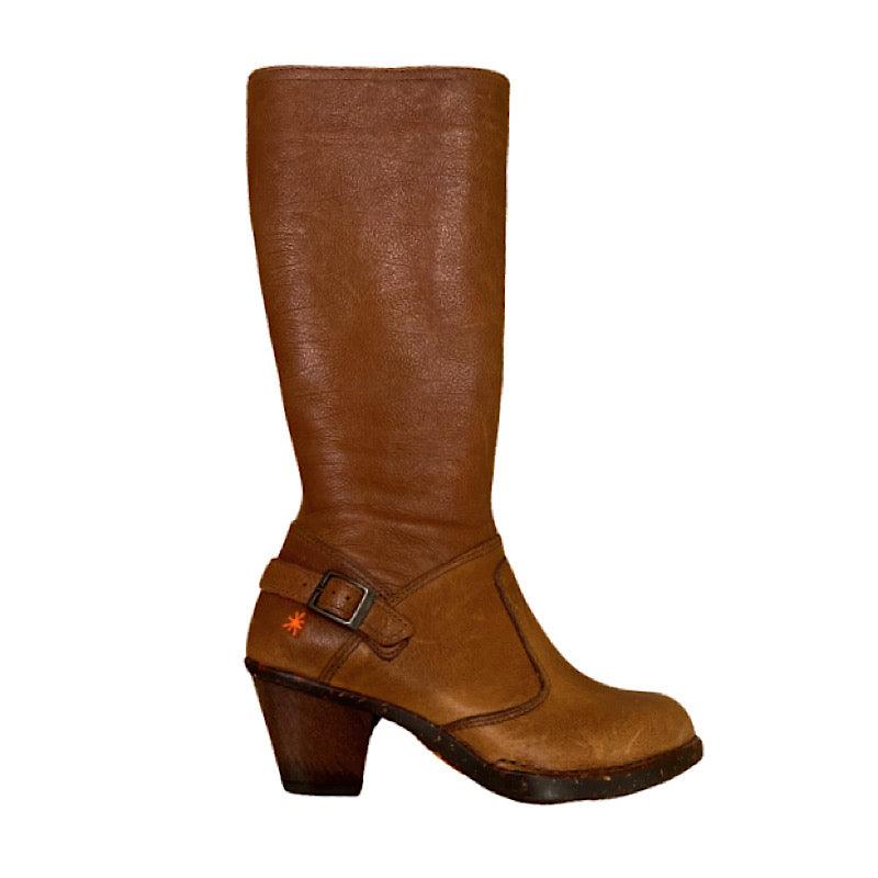Bottes en cuir caramel.