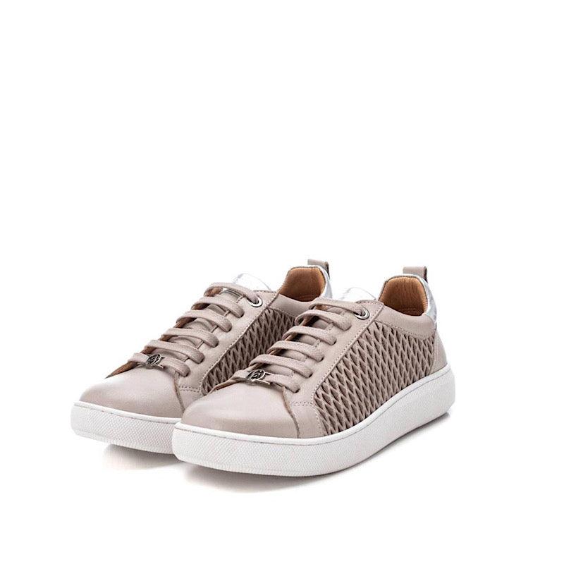 Chaussures lacées en cuir taupe.