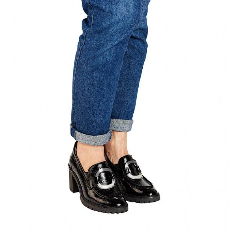 Chaussures Softwaves en cuir verni noir.