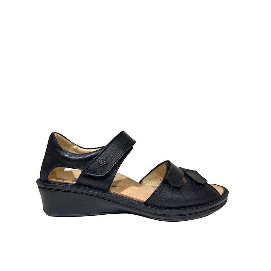 Sandales orthopédiques Finn Comfort Fès en cuir noir.