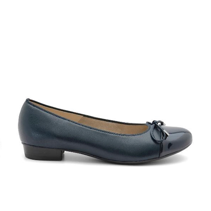 Ara Belinda en cuir et bout verni marine.