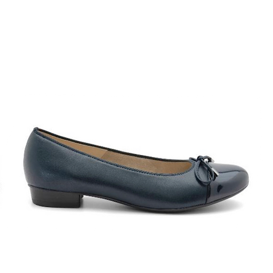 Ara Belinda en cuir et bout verni marine.