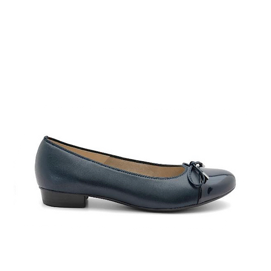 Ara Belinda en cuir et bout verni marine.