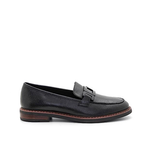 Ara Katsura en cuir noir.