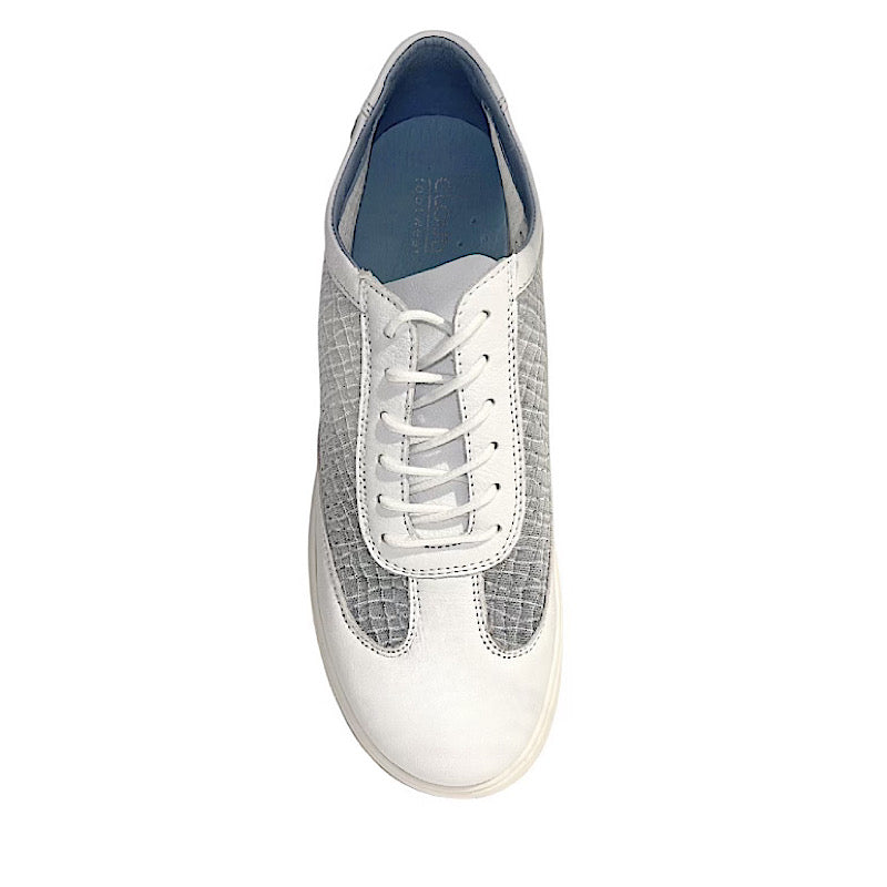 Cloud shoes in white leather and transparent mesh.