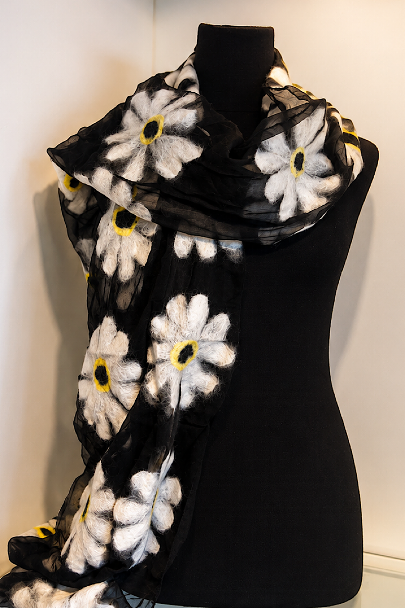 Foulard soie et laine de mérinos. Noir, gris et jaune.
