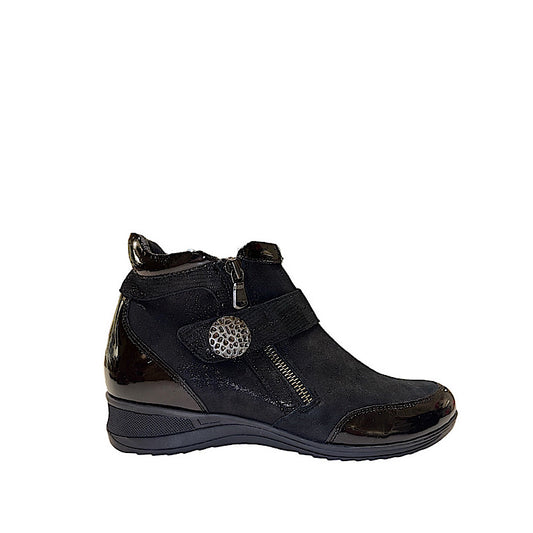 Black leather boots (Barado).