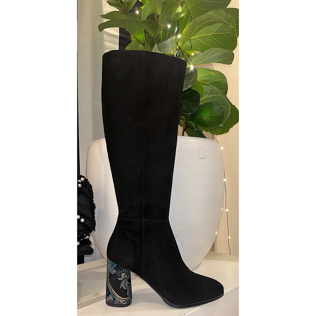 Vendue! Bottes en suède noir/talon à motifs.