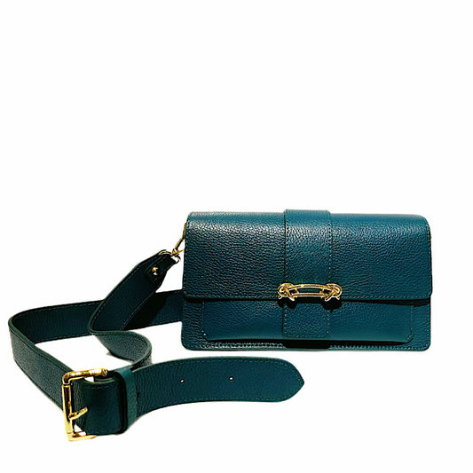 Sac à bandoulière en cuir sarcelle et ornement.