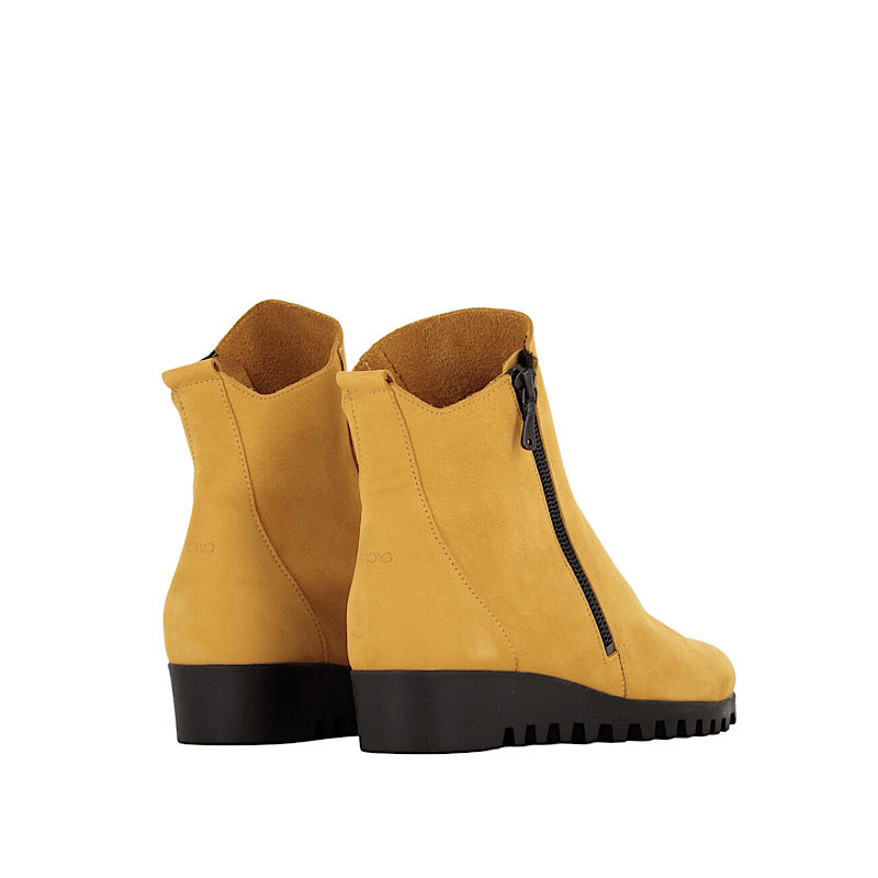 Loma yellow suede