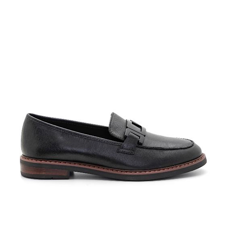 Ara Katsura en cuir noir.