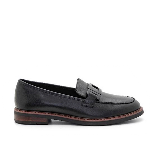 Ara Katsura en cuir noir.