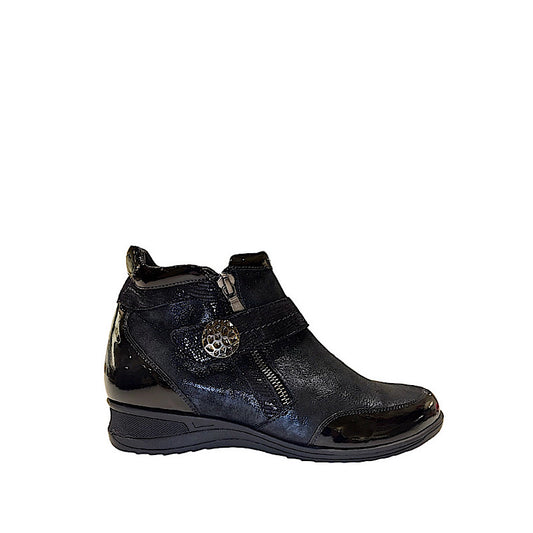 Blue leather boots (Barado).