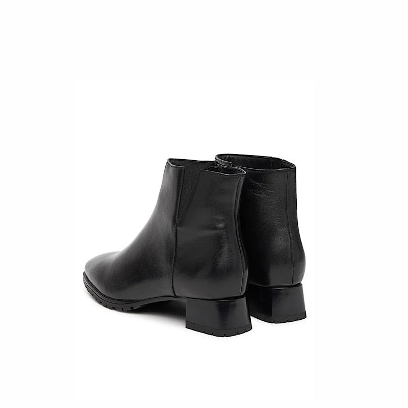 Ara 12-20010-01 en cuir noir imperméable.