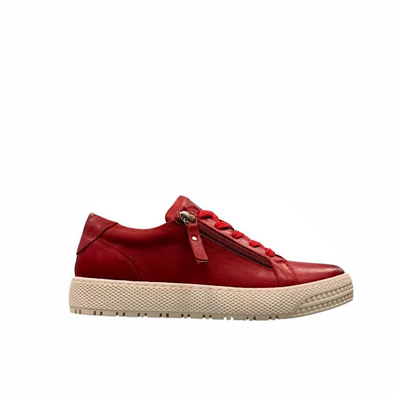 Chaussures lacées en cuir rouge.