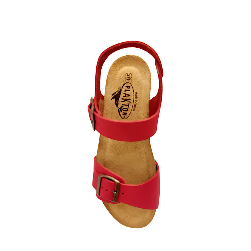 Sandales de marche en daim rouge.