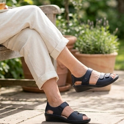 Sandales Finn Comfort Fès en cuir noir.