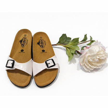 Sandales en cuir verni blanc.