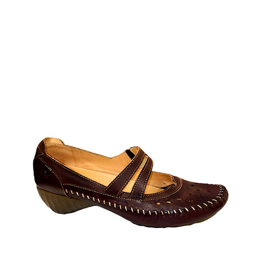 Pikolinos shoes in brown leather.