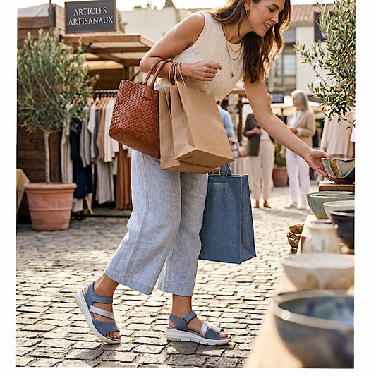 Sandales de marche en cuir bleu.