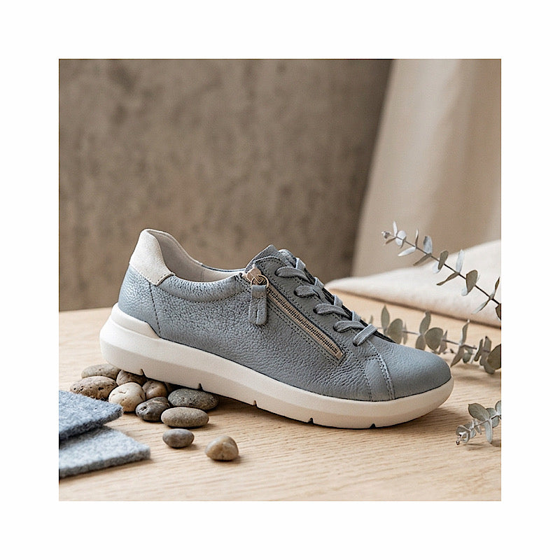 Chaussures lacées en cuir bleu.