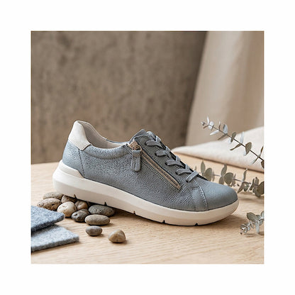 Chaussures lacées en cuir bleu.