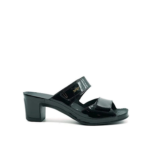 Vital sandals in black patent leather.