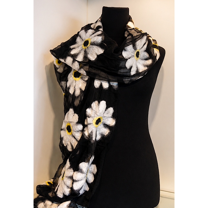 Foulard soie et laine de mérinos. Noir, gris et jaune.