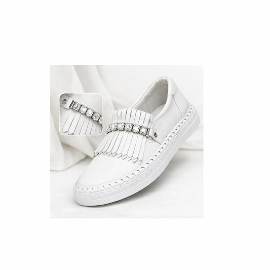 Mocassins blancs en cuir souple
 – détail frangé et bande strass.