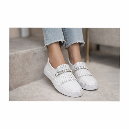 Mocassins blancs en cuir souple
 – détail frangé et bande strass.