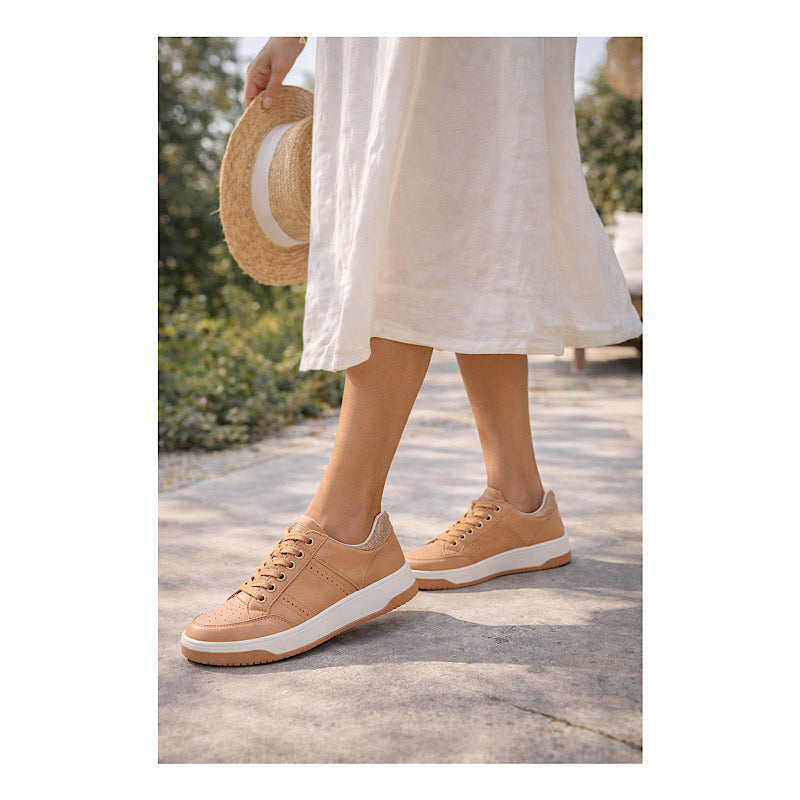 Sneaker cognac en cuir souple – semelle confort.