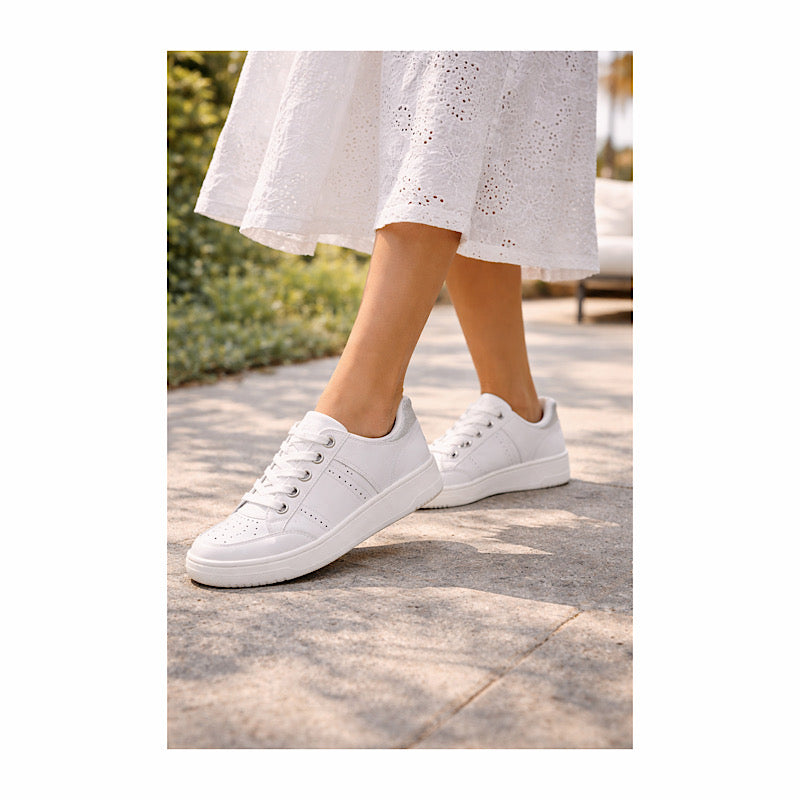 Sneaker blanc en cuir souple– semelle confort.