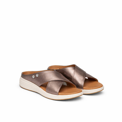 Sandales en cuir bronze.